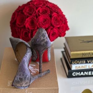 Authentic Christian Louboutin Pumps 40 feels like 9.5. Worn but look new!